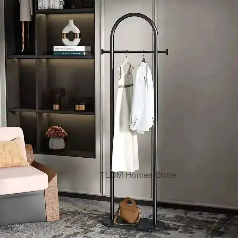 Portant vêtements autoportant pour rangement efficace