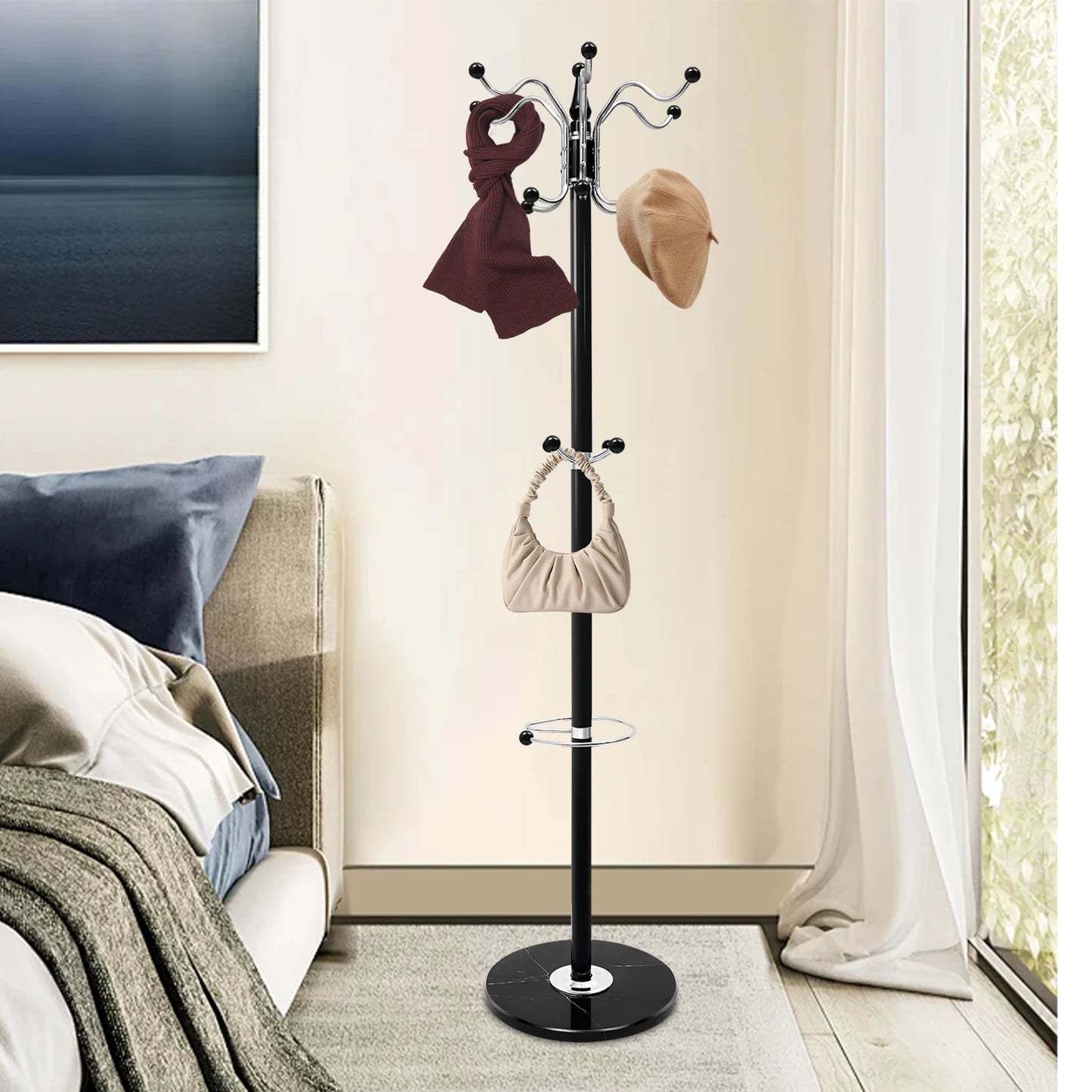 Porte-manteau sur pied en acier noir avec base stable en marbre